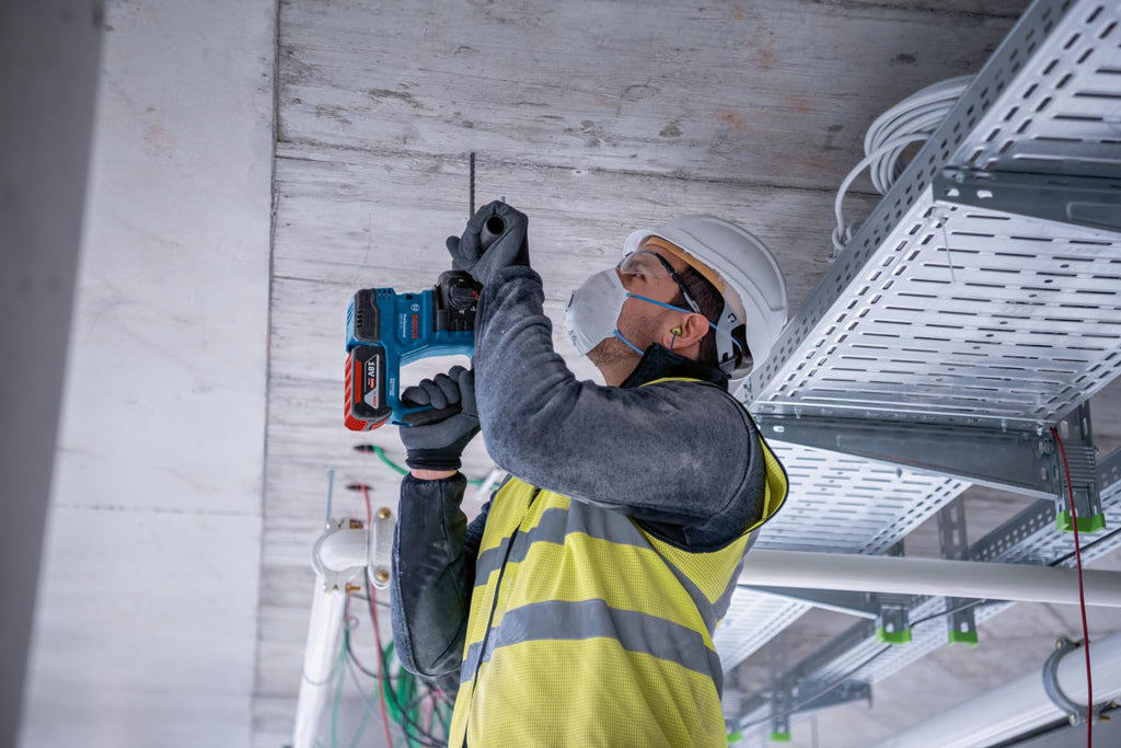 Bosch Professional 18 V System Akku Bohrhammer GBH 18 V-22 (mit SDS plus, inkl. 2x 4,0 Ah Akku, Schnellladegerät GAL 18 V-40,