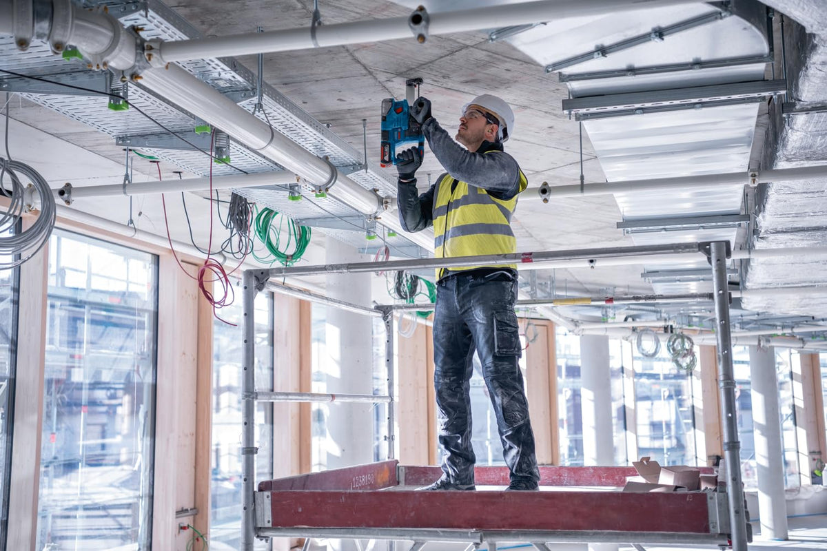 Bosch Professional 18 V System Akku Bohrhammer GBH 18 V-22 (mit SDS plus, inkl. 2x 4,0 Ah Akku, Schnellladegerät GAL 18 V-40,