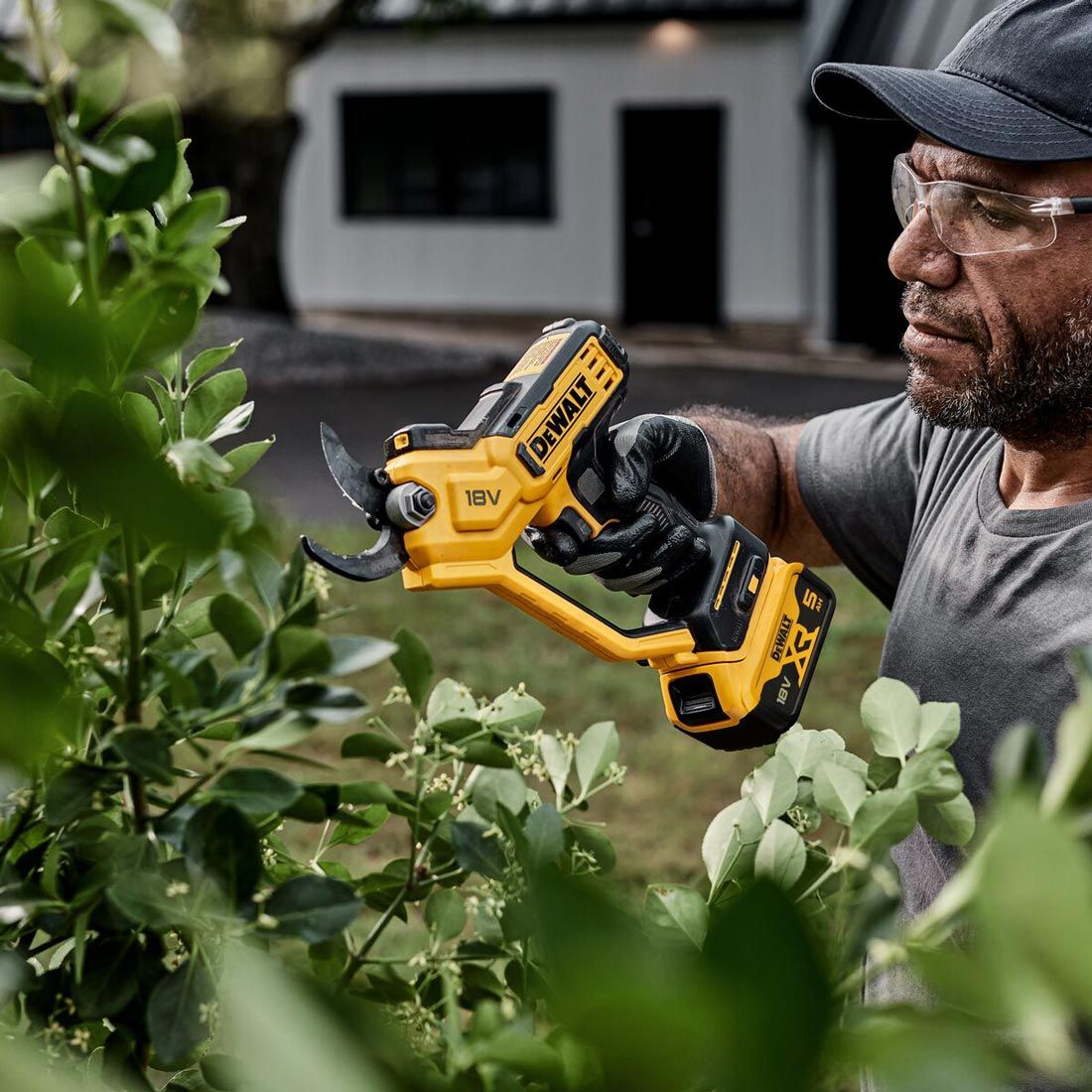 DeWalt DCMPP568P1 18 V XR Akku 38 mm Astschere inkl. 1x 5,0 Ah Akku – Produktansicht 4