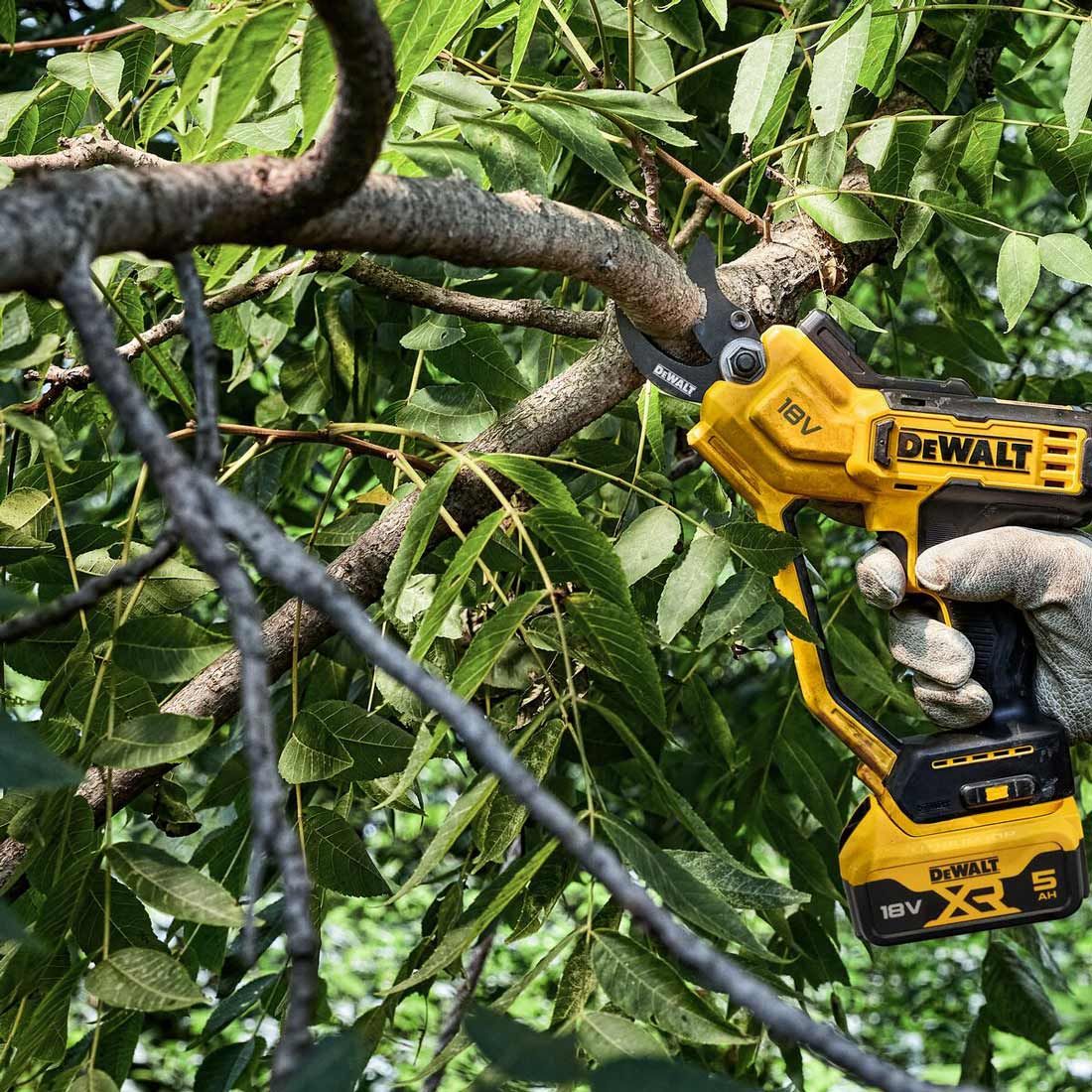 DeWalt DCMPP568P1 18 V XR Akku 38 mm Astschere inkl. 1x 5,0 Ah Akku – Produktansicht 7