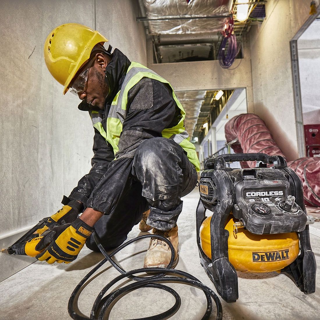 DeWalt DCC1054T2-GB 54 V XR FLEXVOLT Akku 10L Luftkompressor inkl. 2x DCB546 Akkus – Produktansicht 4