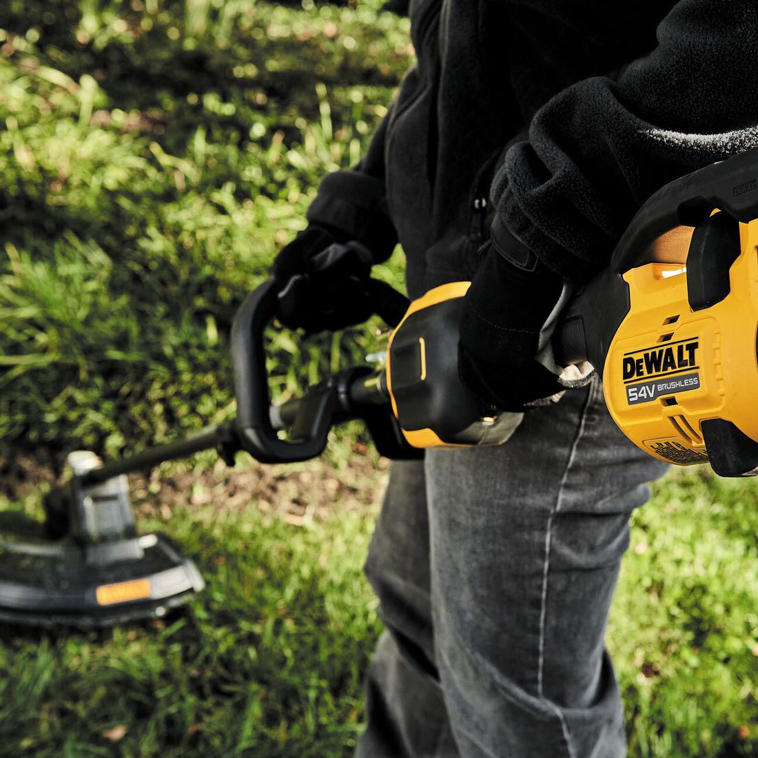 DeWalt DCMAS5713X1-GB 54 V XR FLEXVOLT Multifunktionsantrieb mit Rasentrimmer-Aufsatz inkl. 1x DCB547 Akkus – Produktansicht 