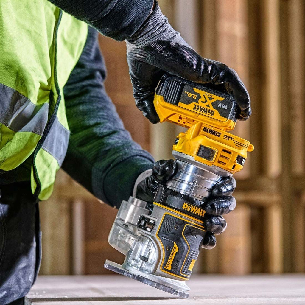 DeWalt DCW604NT-XJ 18 V XR bürstenlos 1/4" Router ohne Akku und Ladegerät in TSTAK-Koffer – Produktansicht 6