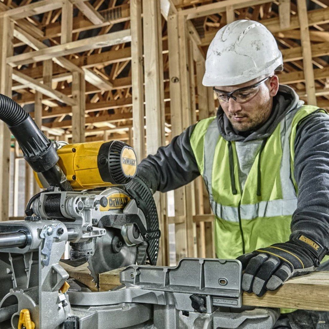 DeWalt DWS727 250 mm beidseitig neigbare Slide Gehrungssäge mit XPS – Produktansicht 5