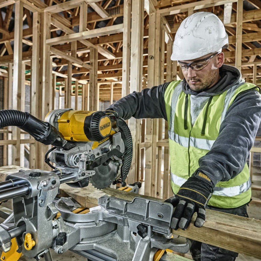 DeWalt DWS727 250 mm beidseitig neigbare Slide Gehrungssäge mit XPS – Produktansicht 6