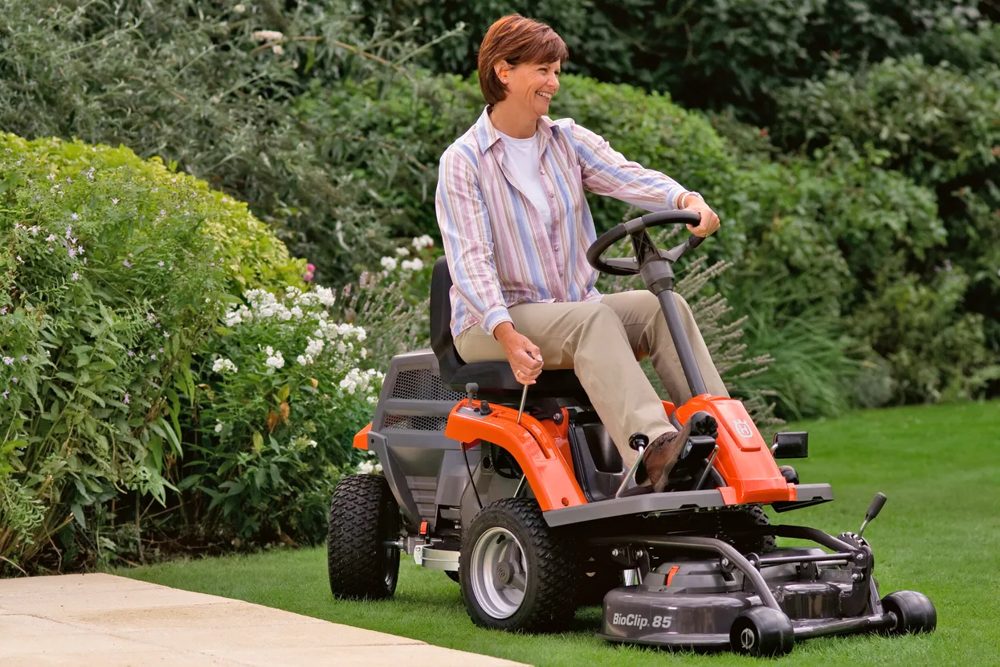 Husqvarna Rider R 112C5 Frontmäher mit 85 cm Mähdeck – Produktansicht 3