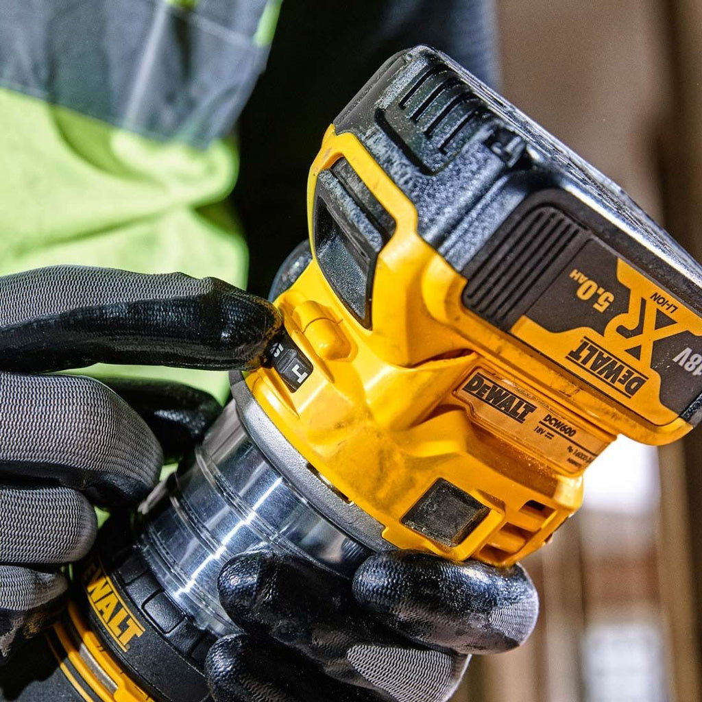 DeWalt DCW604NT-XJ 18 V XR bürstenlos 1/4" Router ohne Akku und Ladegerät in TSTAK-Koffer – Produktansicht 5